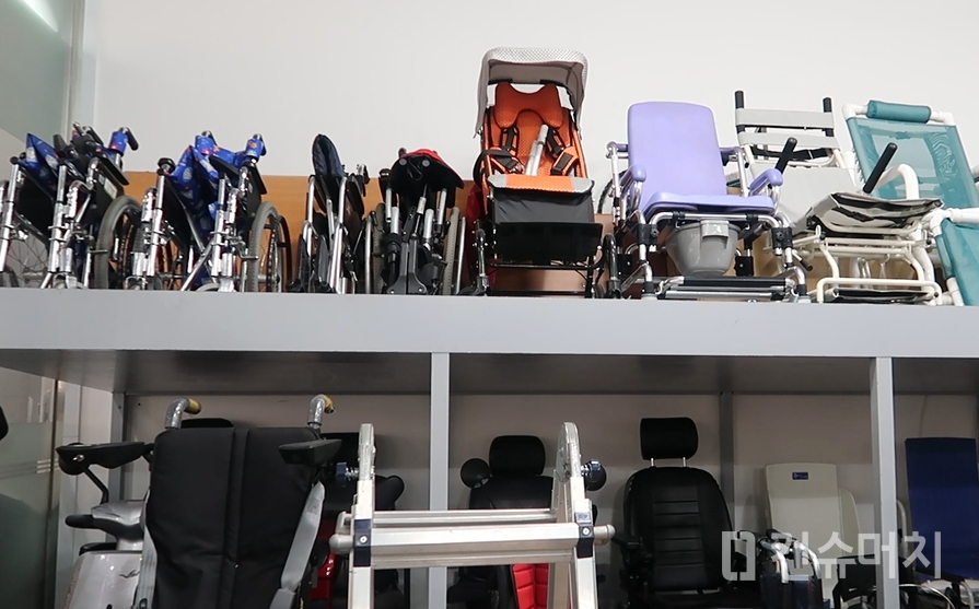 센터에 비치된 다양한 보조기들.(출처=컨슈머치)