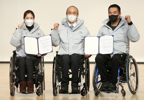 국가대표 선수 대표로 선수 다짐을 하고 대한장애인체육회 정진완 회장(가운데)과 기념사진을 찍는 아이스하키 장종호 선수(오른쪽)와 휠체어컬링 백혜진 선수(왼쪽). ⓒ대한장애인체육회