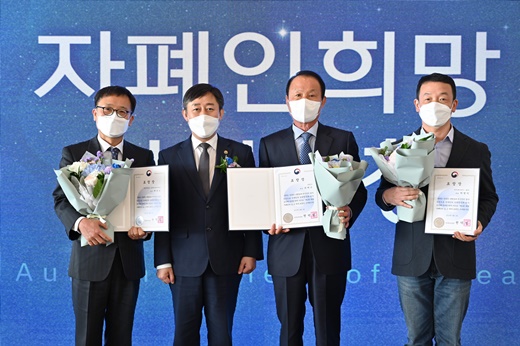 지난 2일 ‘제15회 세계 자폐인의 날’을 맞아 서울 동대문디자인플라자에서 열린 ‘2022 Autism Day’ 1부 기념식에서 자폐인 복지증진·권익옹호에 기여한 공로로 보건복지부장관 표창 수상자들의 기념촬영 모습. ⓒ한국자폐인사랑협회