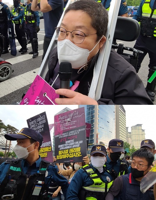 18일 오전 아모레퍼시픽 본사 앞 횡단보도를 점거해 “추가경정예산에 장애인권리예산을 반영해달라”고 외치는 전국장애인차별철폐연대 긴급행동.ⓒ에이블뉴스