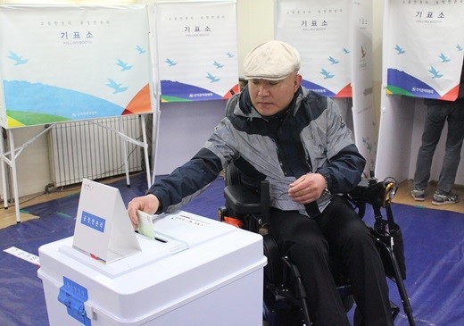 휠체어를 사용하는 장애인이 투표하는 모습.ⓒ에이블뉴스DB