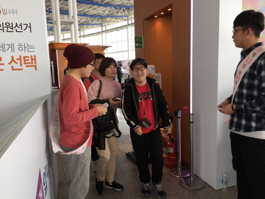 발달장애인 정치적 권리찾기 ‘매니페스토’ 모의 투표를 실시하고 있는 발달장애인 모습.ⓒ굿잡자립생활센터