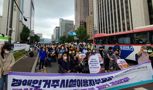 16일 서울시의회 본관 앞에서 탈시설 조례 제정 촉구를 외치며 결의대회를 진행하고 있는 서울시장애인자립생활센터협의회와 서울시장애인자립생활센터총연합회.ⓒ에이블뉴스