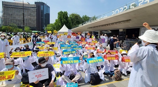전국장애인거주시설이용자부모회(이하 이용자부모회)는 오전 11시, “서울시탈시설조례안 졸속 통과 규탄 기자회견”을 갖고, 조례안을 즉각 폐기할 것을 부르짖었다.ⓒ에이블뉴스