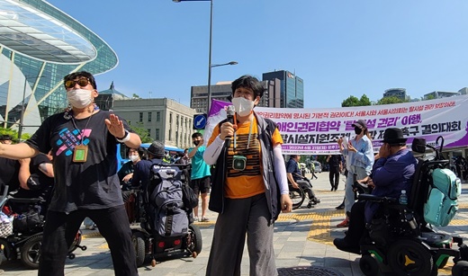 서울장애인차별철폐연대는 서울시장애인자립생활센터협의회, 서울시장애인자립생활센터총연합회 등이 21일 탈시설 조례가 가결되자 환호하며 즉석 공연을 펼치고 있다.ⓒ에이블뉴스