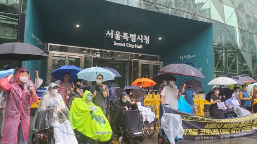 전국장애인차별철폐연대 등이 9일 서울시청 앞에서 기자회견을 열고, 코로나19 재유행에 대비한 장애인 등 취약계층의 대책 마련을 촉구했다.ⓒ에이블뉴스 