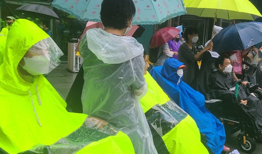 전국장애인차별철폐연대 등이 9일 서울시청 앞에서 기자회견을 열고, 코로나19 재유행에 대비한 장애인 등 취약계층의 대책 마련을 촉구했다.ⓒ에이블뉴스 