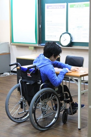 장애학생이 대학수학능력시험을 치르고 있는 모습. ⓒ에이블뉴스DB