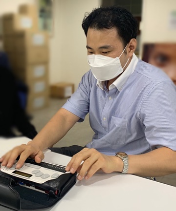 점자정보 단말기를 사용하는 시청각장애인의 모습.ⓒ밀알복지재단