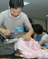 양장 부문에 참가한 선수가 다림질을 하고 있다. ⓒ에이블뉴스