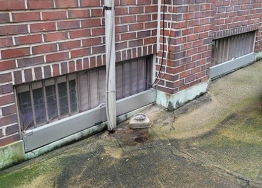 침수위험 반지하 주택 모습, 창문크기가 작아 비상시 탈출 불가.ⓒ서울시