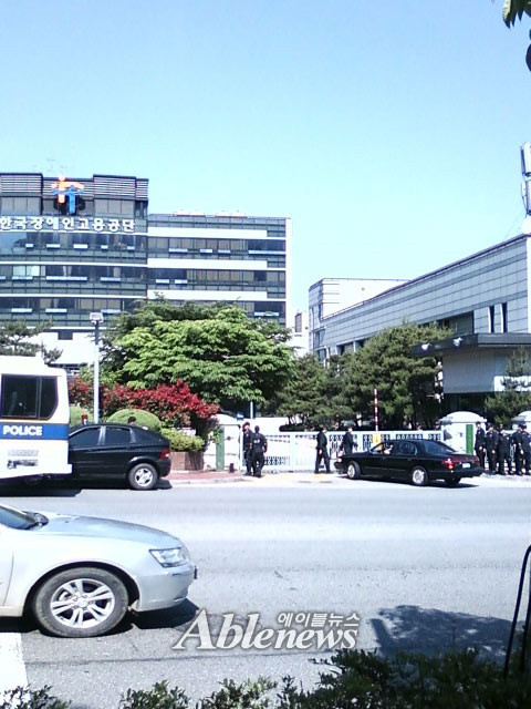 한국장애인고용공단 건물 주변에는 수백명의 경찰 병력이 배치돼 정문 출입을 통제하고 있다. ⓒ한국지체장애인협회