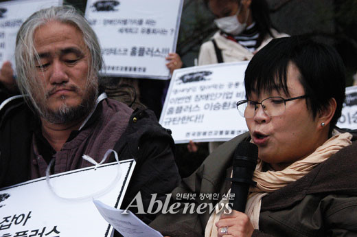 진보신당 박김영희 부대표가 이승한 회장의 공개사과를 촉구하는 기자회견에서 발언을 하고 있다. ⓒ에이블뉴스 