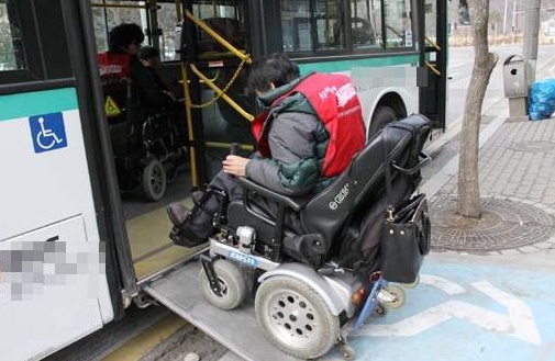 저상버스에 탑승하고 있는 장애인.ⓒ에이블뉴스DB