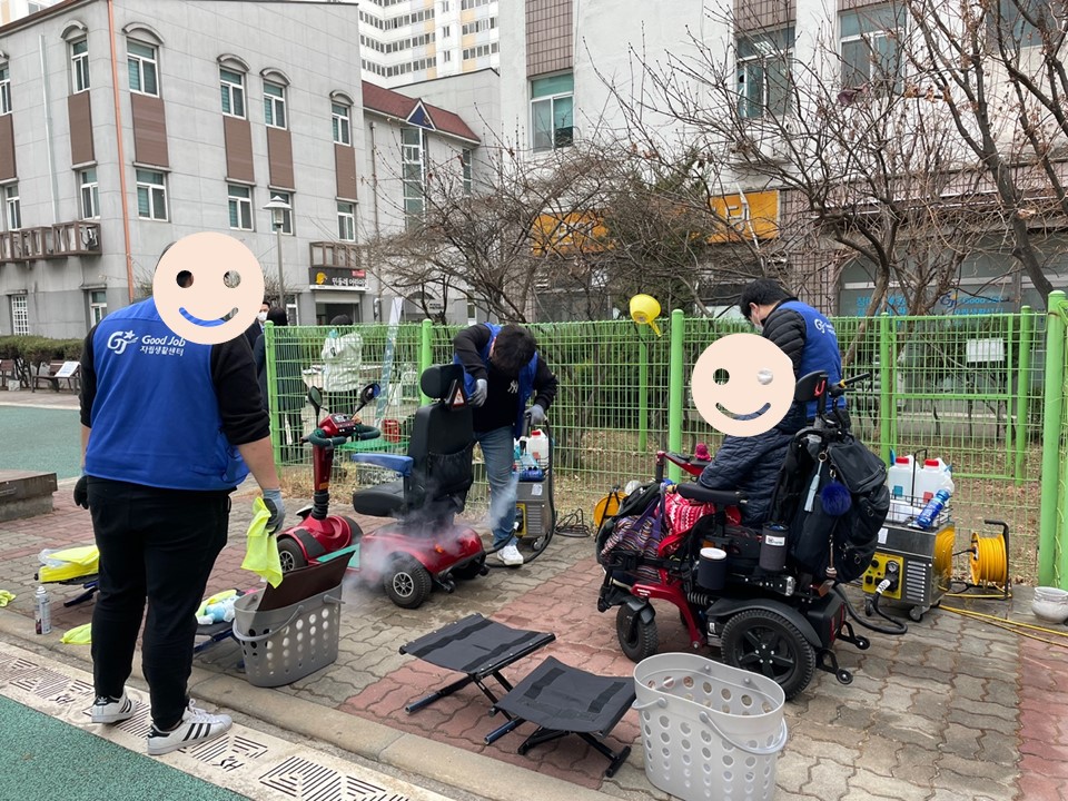 전동스쿠터 스팀 세척과 이용자가 탑승중인 전동휠체어를 세척하는 모습