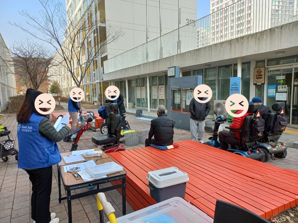 보조기기 세척 전경, 이용자들끼리 서로 담소를 나누는 모습