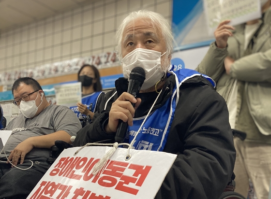 14일 오전 8시 서울 4호선 삼각지역에서 개최된 228일차 지하철 선전전에서 국회 보건복지위원회 장애인예산 증액을 환영하는 전국장애인차별철폐연대 박경석 상임공동대표. ⓒ전국장애인차별철폐연대