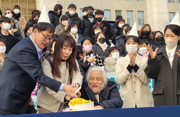 9일 국회 본청 앞에서 열린 기자회견에서 유엔장애인권리협약 선택의정서 비준을 축하하며 케이크를 커팅했다.ⓒ전국장애인차별철폐연대